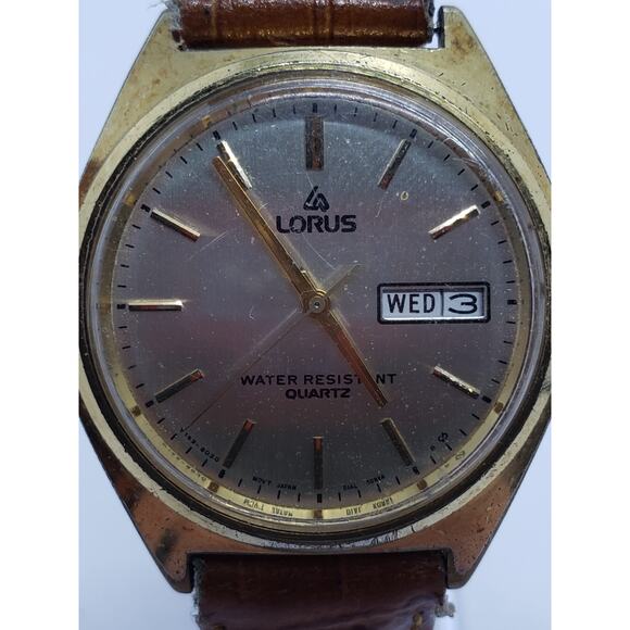 Lorus Men's watch. Gold face. Water resistant. Y143-8020 A1